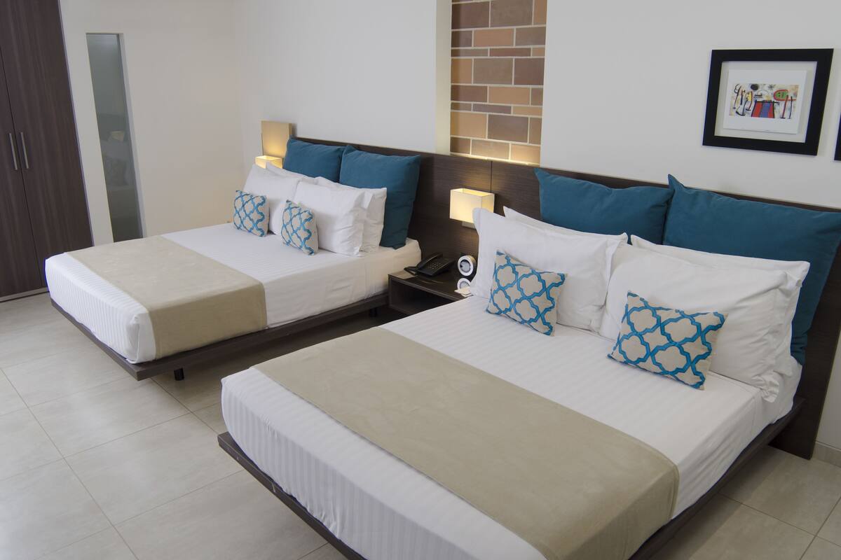 Junior Suite, 2 Katil Kelamin (Double) | Bar mini, peti besi dalam bilik, meja, ruang kerja komputer riba 