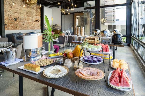 2 restaurants; breakfast, lunch, dinner, and brunch served