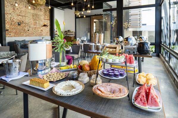 2 restaurants; breakfast, lunch, dinner, and brunch served