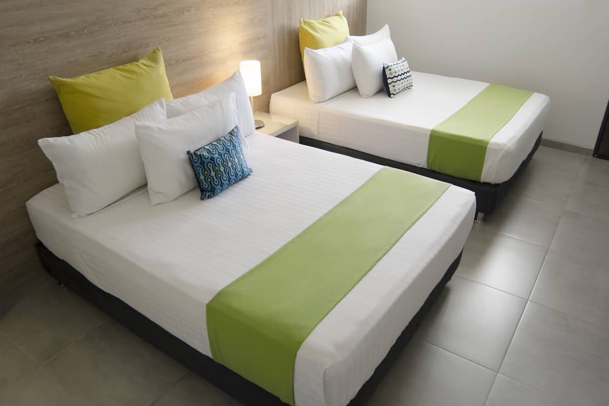 Junior-Doppelzimmer, 2 Doppelbetten, Poolblick | 1 Schlafzimmer, Minibar, Zimmersafe, Schreibtisch