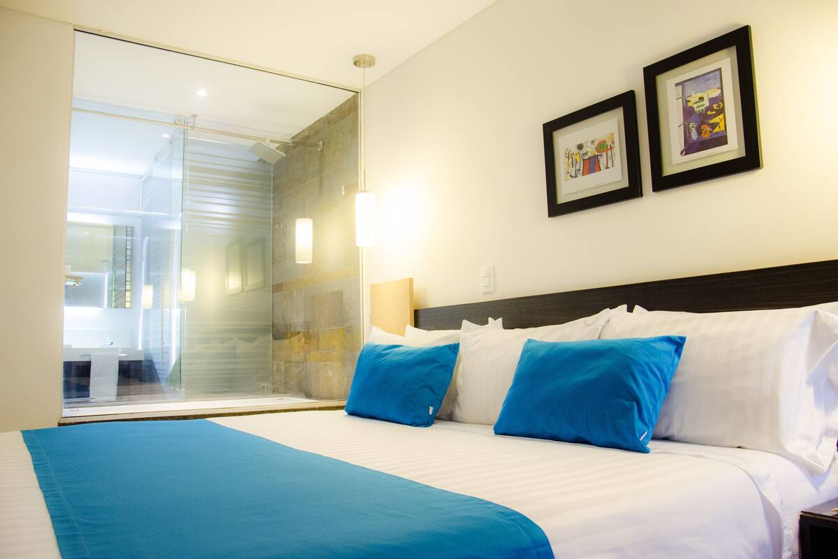 Suite | Bar mini, peti besi dalam bilik, meja, ruang kerja komputer riba 