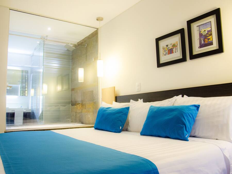 Suite | Minibar, brankas, meja kerja, dan ruang kerja ramah laptop