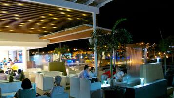 2 restaurants, serveren ontbijt, lunch, Latijns-Amerikaanse gerechten