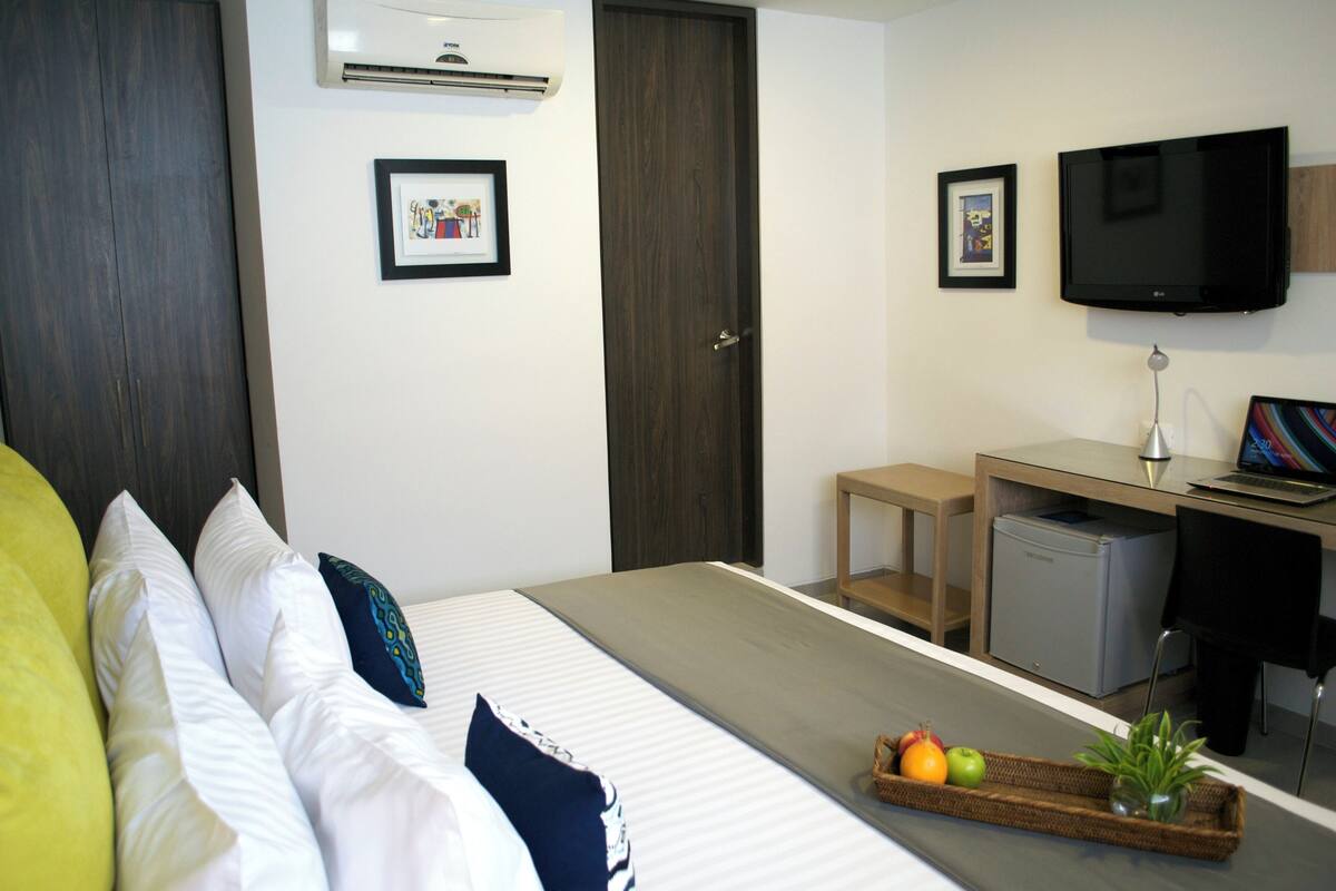 Junior Double Room | Bar mini, peti besi dalam bilik, meja, ruang kerja komputer riba 