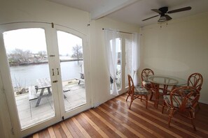 Ferienhaus, 5 Schlafzimmer, Küche | Wohnbereich | Flachbildfernseher