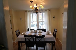 Cottage, 5 Bedrooms, Kitchen | Makan dalam bilik