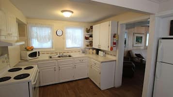 Cottage, 3 phòng ngủ, bếp | Bếp riêng | Tủ lạnh, lò vi sóng, bếp nấu, dụng cụ pha cà phê/trà