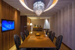 Suite presidencial | Zona de estar | Una televisión LCD