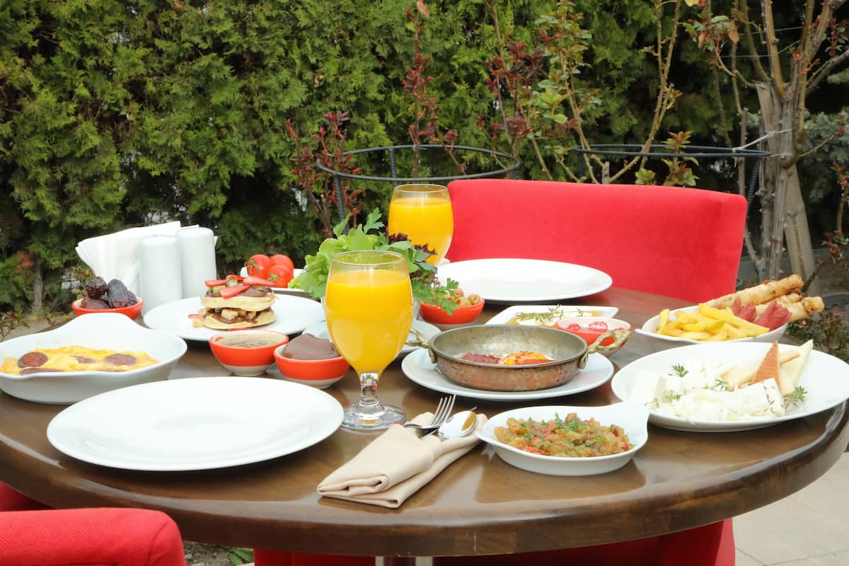 daily buffet breakfast (try 550 per person)