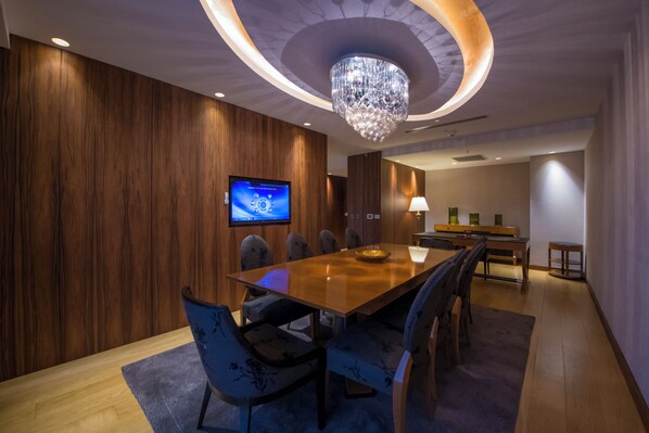 Presidential Suite | Living area | LCD TV - Crowne Plaza Kayseri by IHG (Kayseri)