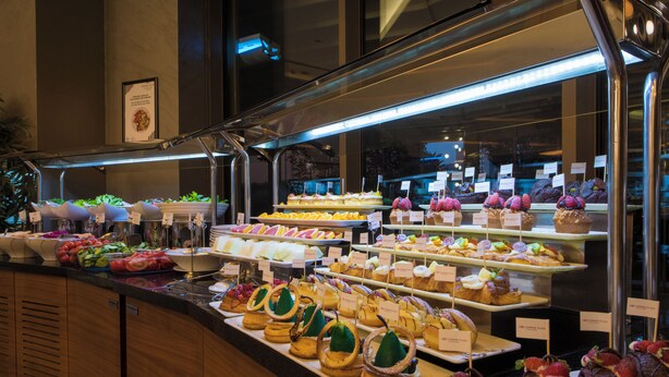 A buffet with various desserts and fruits. - Crowne Plaza Kayseri by IHG (Kayseri)