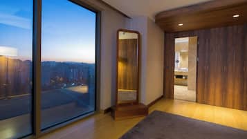 Presidential Suite | Free minibar items, in-room safe, individually decorated