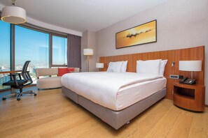 Junior-suite | Gratis produkter i minibaren, pengeskab på værelset, individuelt design