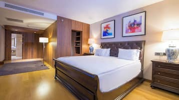 Een minibar met enkele gratis items, een kluis op de kamer