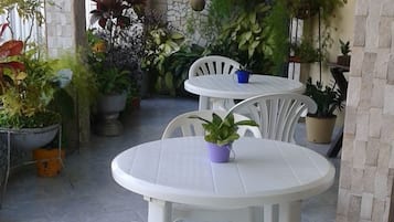 朝食、ランチ、ディナーに営業