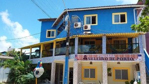 A two-story building with a sign reading "Pousada Veleiro de Porto". - Pousada Veleiro de Porto (Ipojuca)