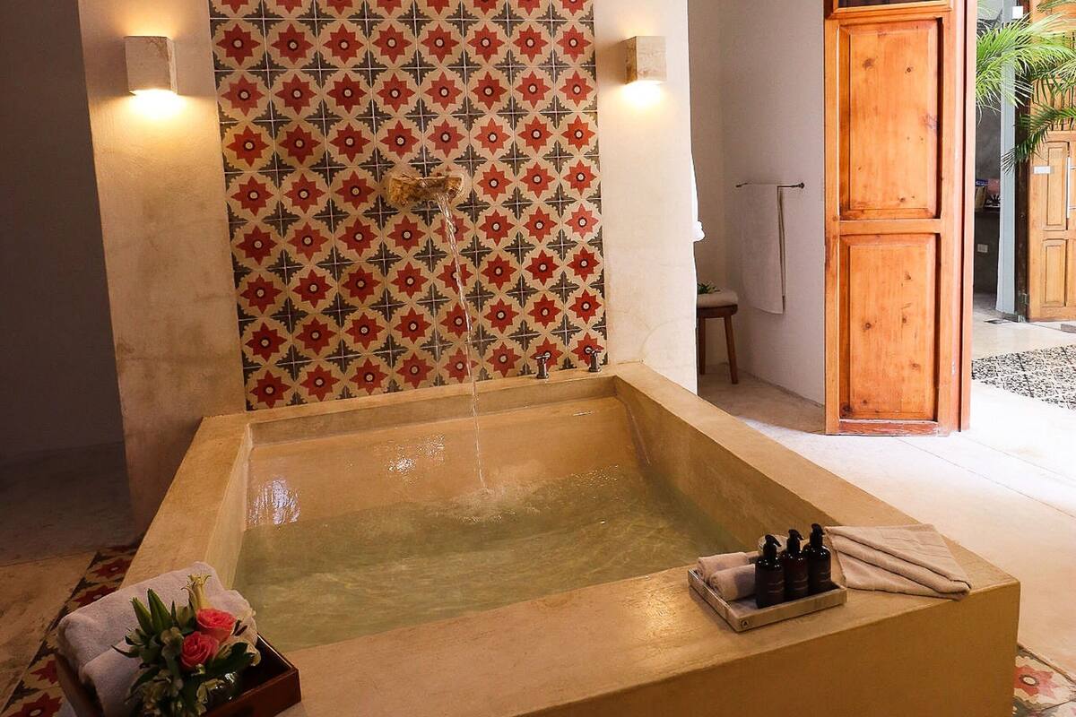 Master Suite with swimming pool | Phòng tắm | Buồng tắm vòi sen, vòi sen phun mưa 