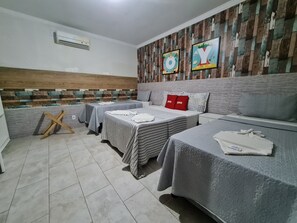 Quarto quádruplo, várias camas | Frigobar, Wi-Fi de cortesia, roupa de cama