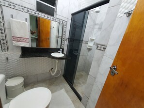Shower, towels, soap, toilet paper - Pousada Recanto Lara Mar (Ipojuca)