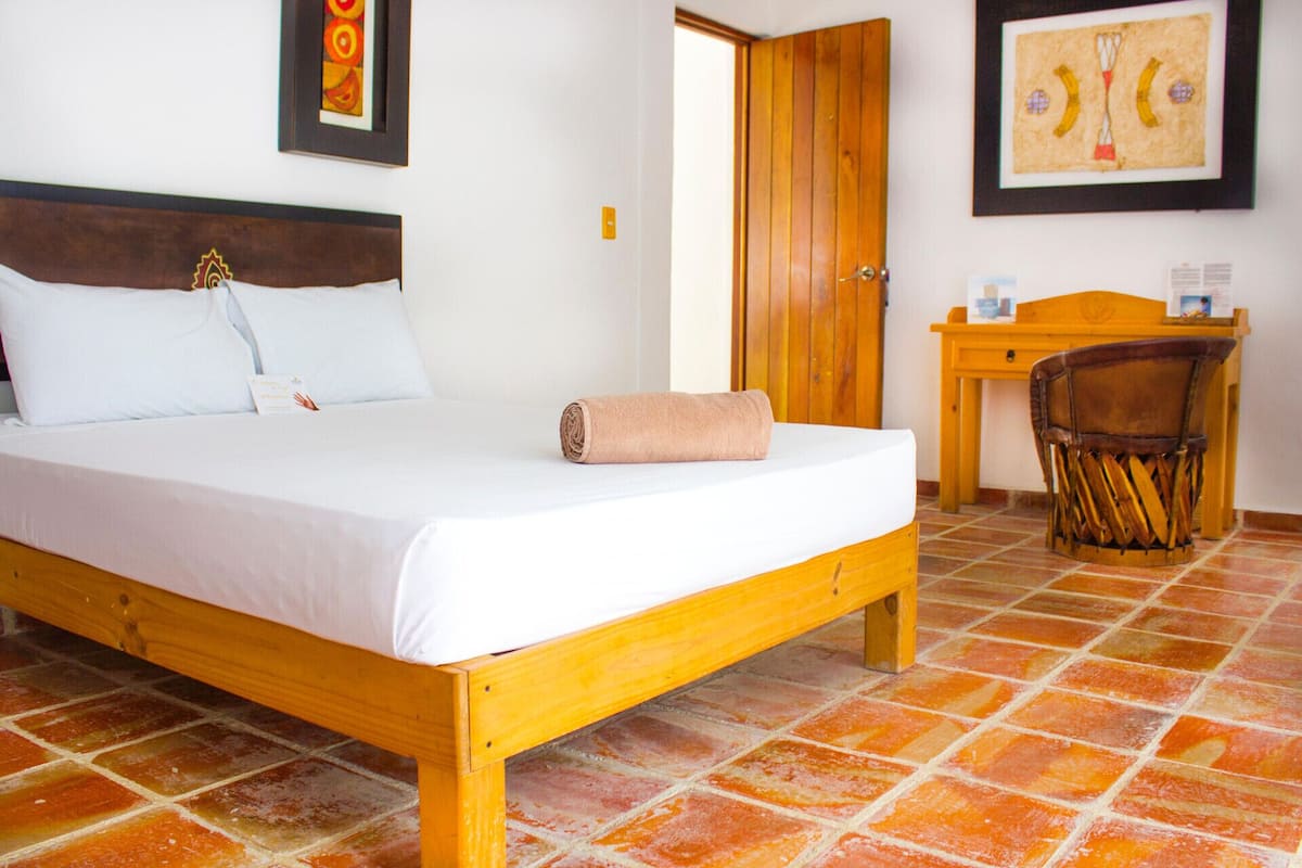 Premium bedding, WiFi (free)