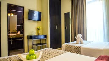 Deluxe Room | Caja de seguridad en la habitación y escritorio