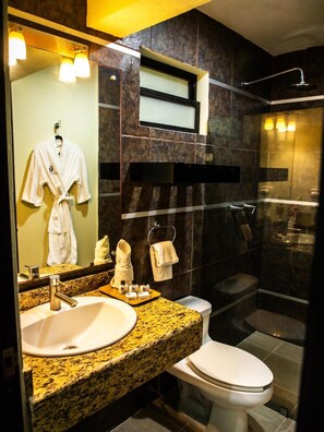Douche, douche à « effet pluie », articles de toilette gratuits