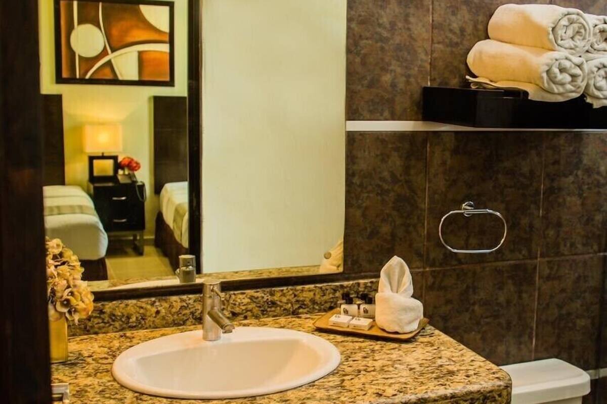 shower, rainfall showerhead, free toiletries, hair dryer