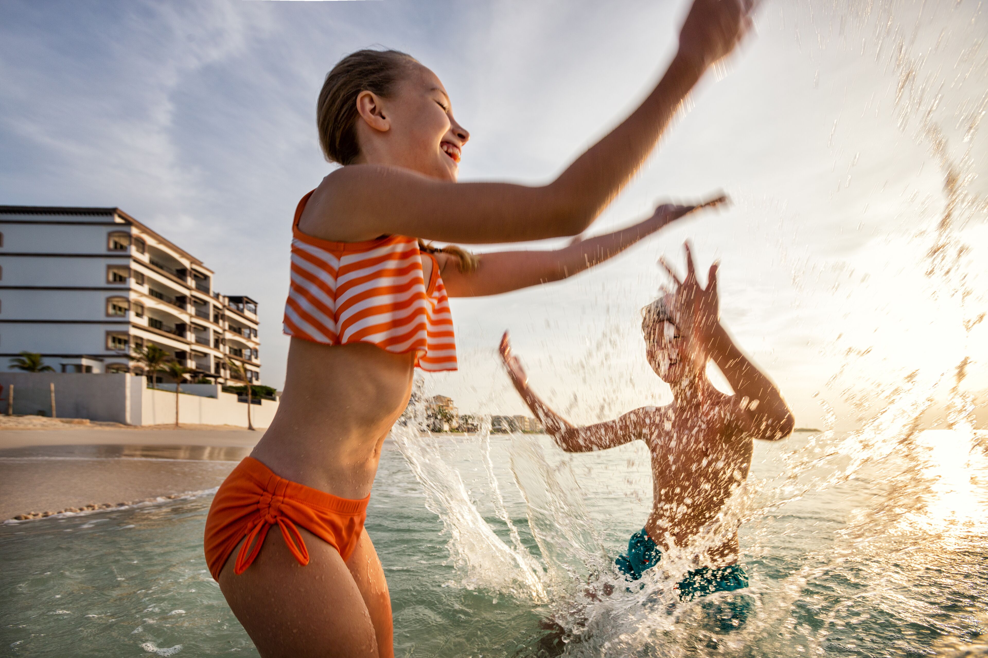 海灘、白沙、躺椅、太陽傘