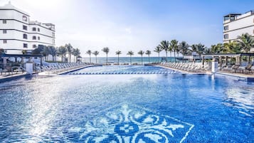 3 piscinas al aire libre, sombrillas, sillones reclinables de piscina