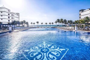 3 piscinas al aire libre, sombrillas, sillones reclinables de piscina