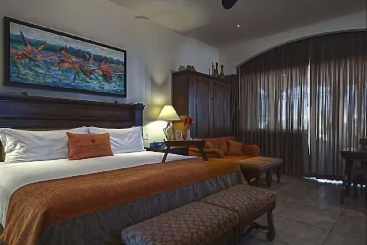 Premium bedding, minibar, in-room safe, desk
