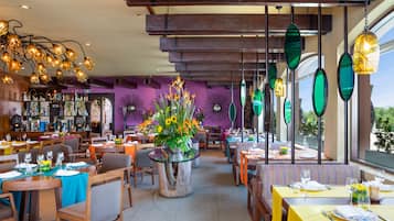 3 restaurants, breakfast, lunch, dinner served; international cuisine