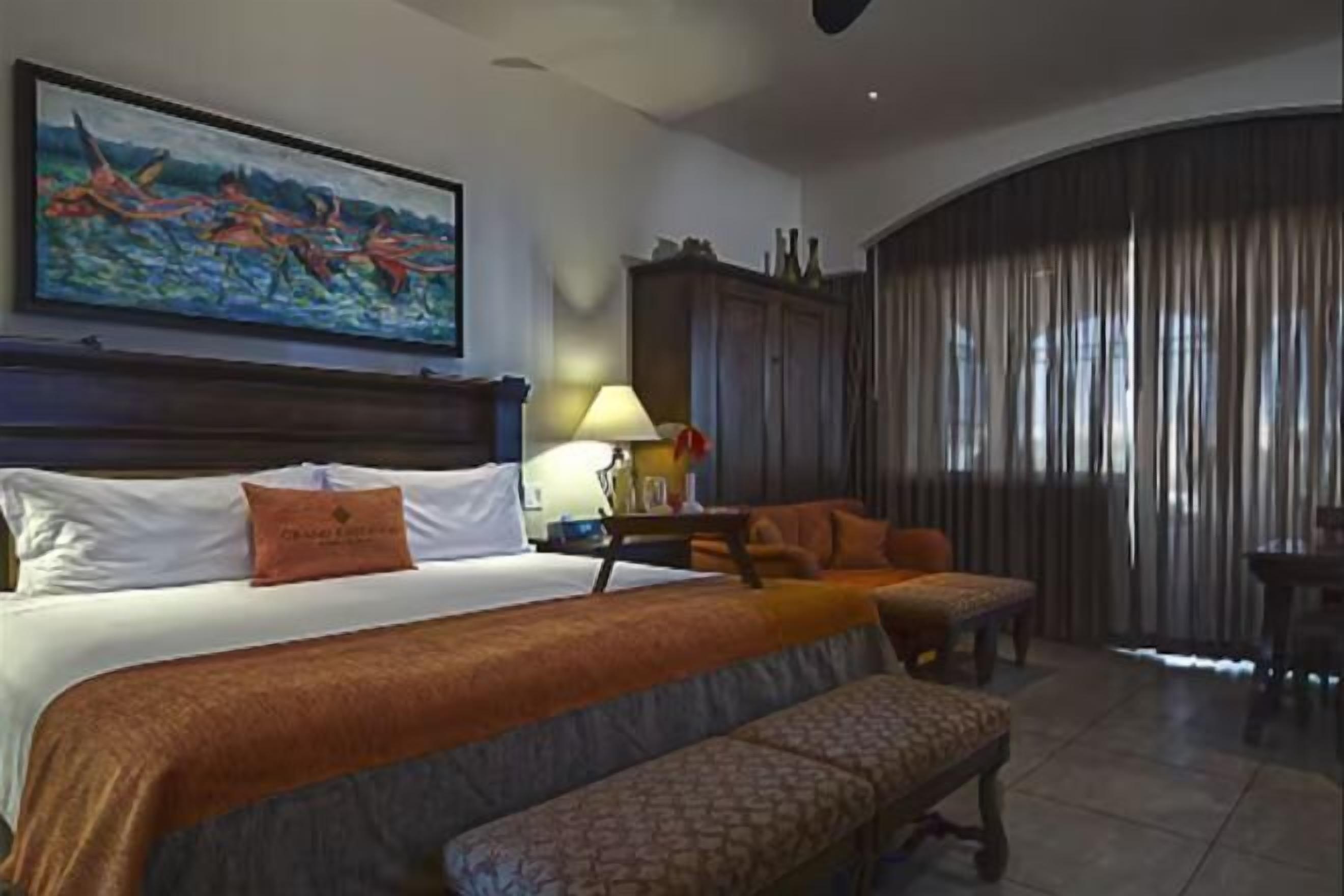 Roba de llit d'alta qualitat, minibar i caixa forta a l'habitació 