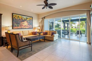 套房, 1 间卧室, 私人游泳池 | 起居区 | 47-英寸等离子电视（配备有线频道）、电视、DVD 播放器