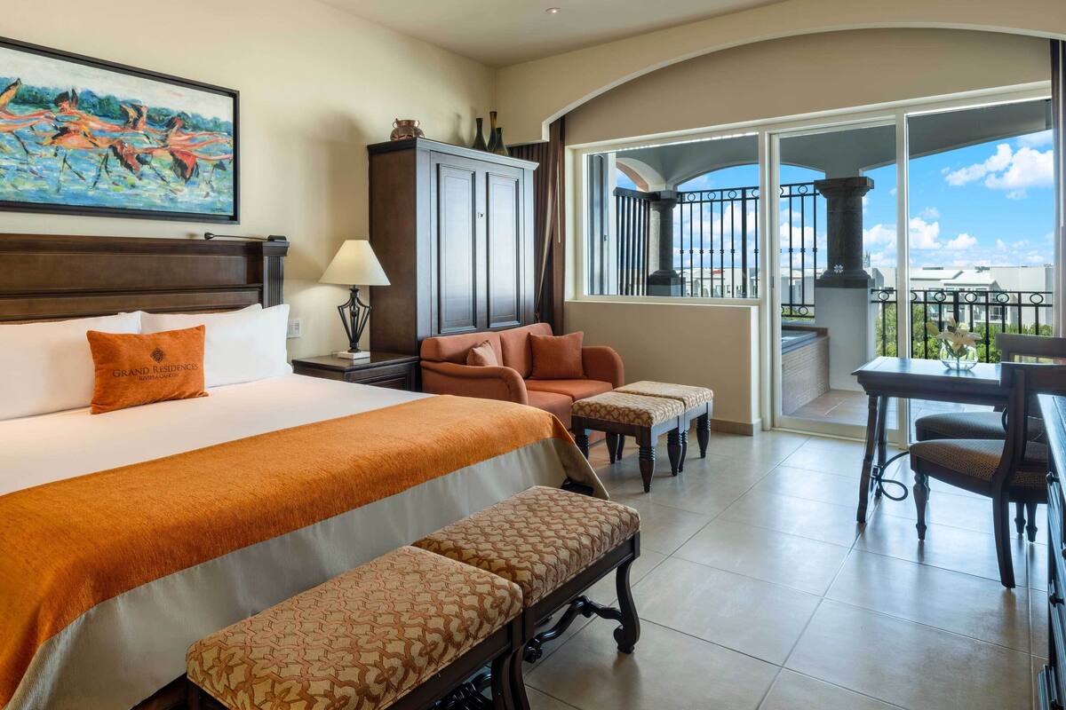 Premium bedding, minibar, in-room safe, desk