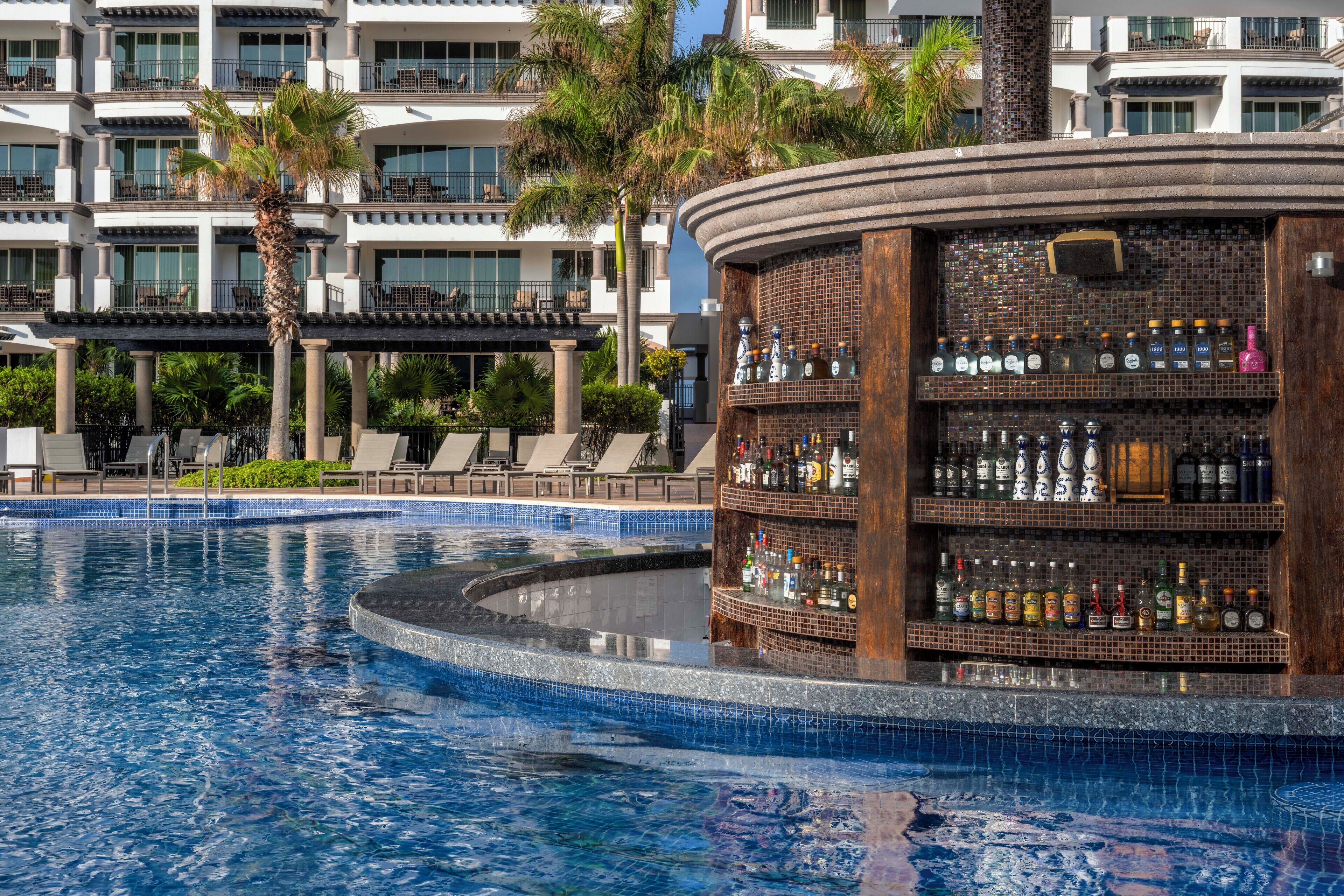 3 bares, bar en la piscina, bar junto a la piscina y bar en la playa