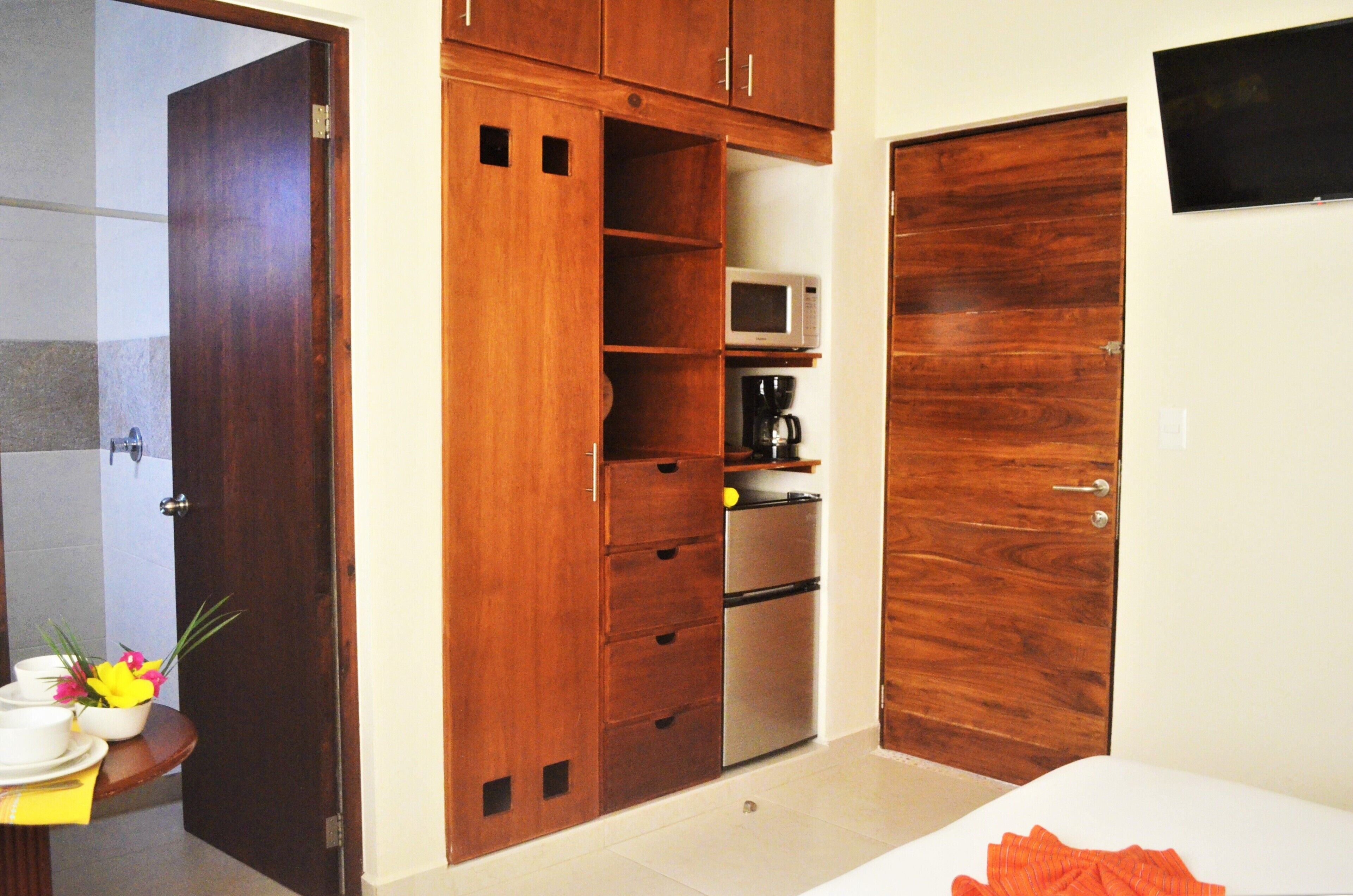 Ein Zimmer mit Holzausstattung, einer Mikrowelle und einem Kühlschrank.