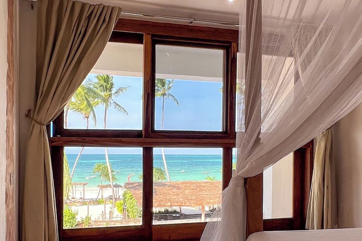 In-room safe, free WiFi, bed sheets