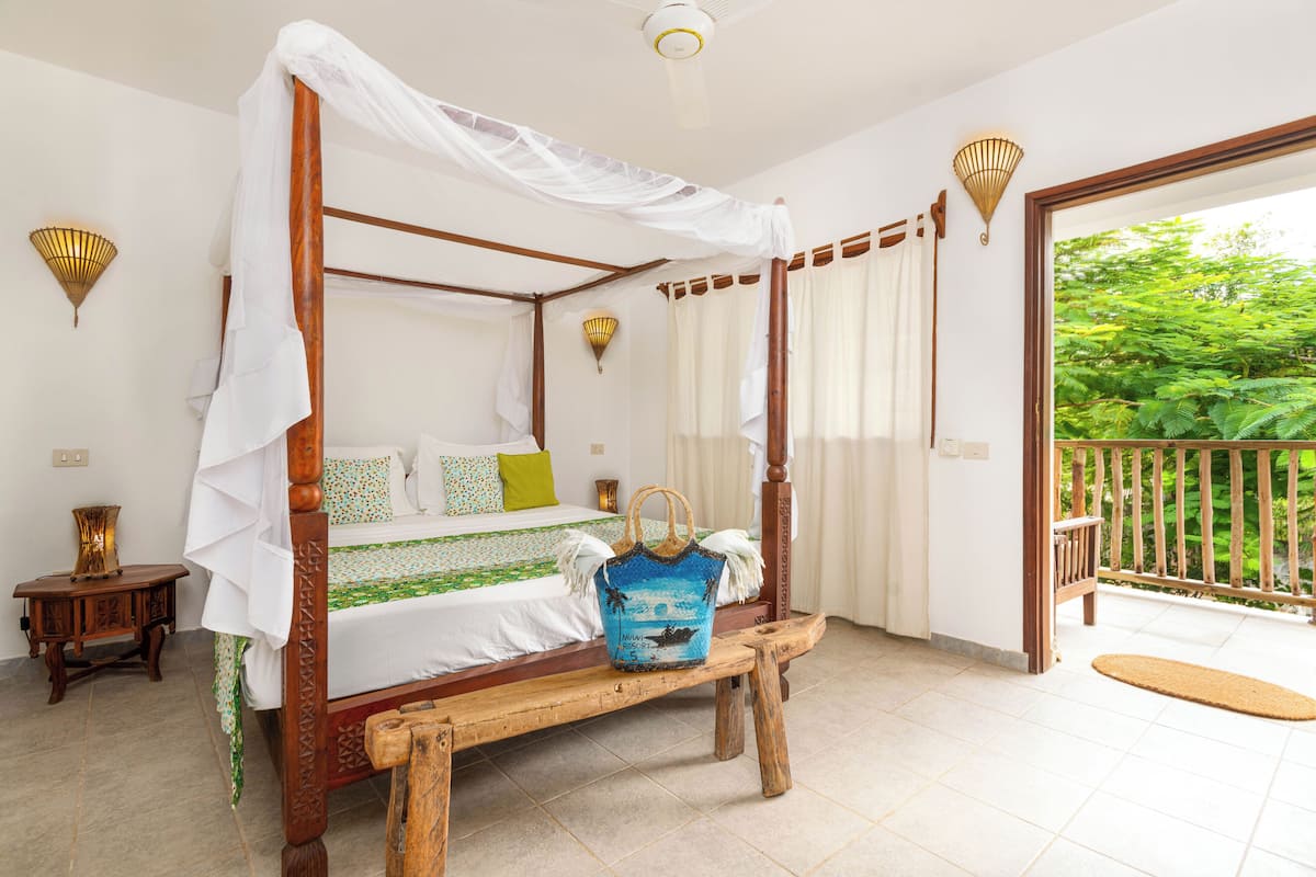 In-room safe, free WiFi, bed sheets