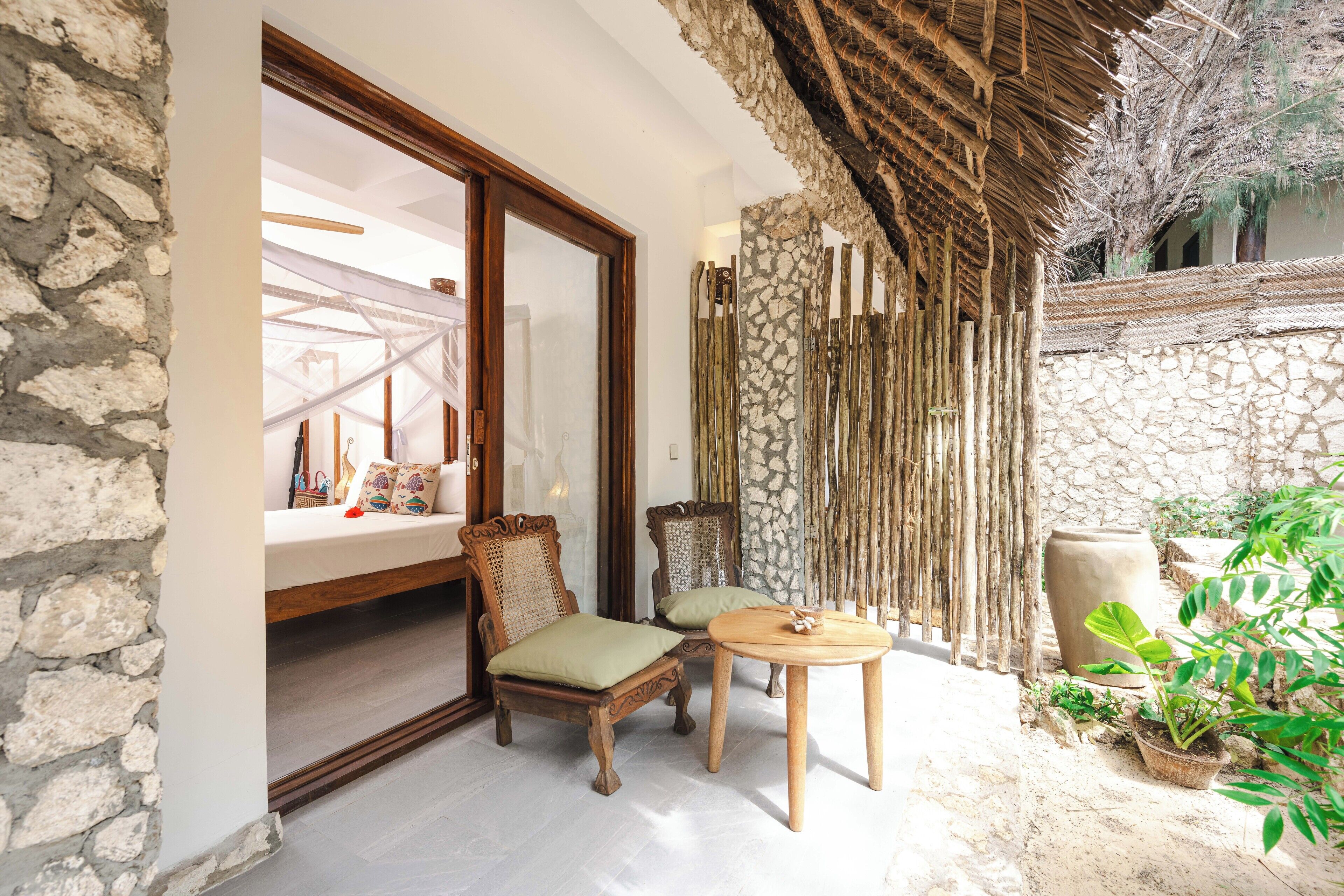 Suite Deluxe, vista al jardín | Caja de seguridad en la habitación, wifi gratis y ropa de cama 