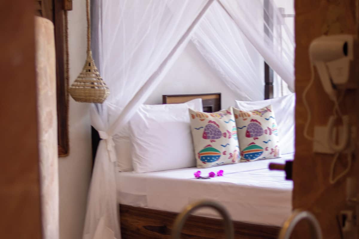 Cofres nos quartos, Wi-Fi de cortesia, roupa de cama