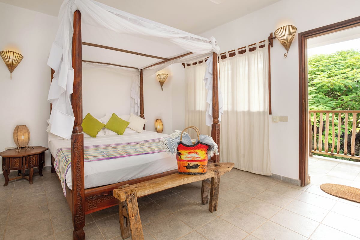 In-room safe, free WiFi, bed sheets