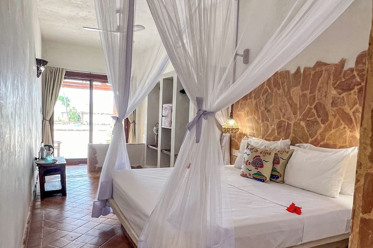 In-room safe, free WiFi, bed sheets