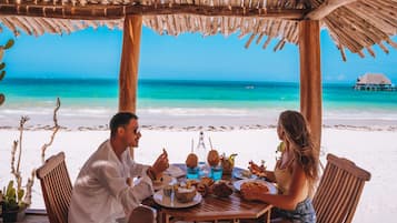 Aperto a colazione, pranzo e cena, con vista sul mare 