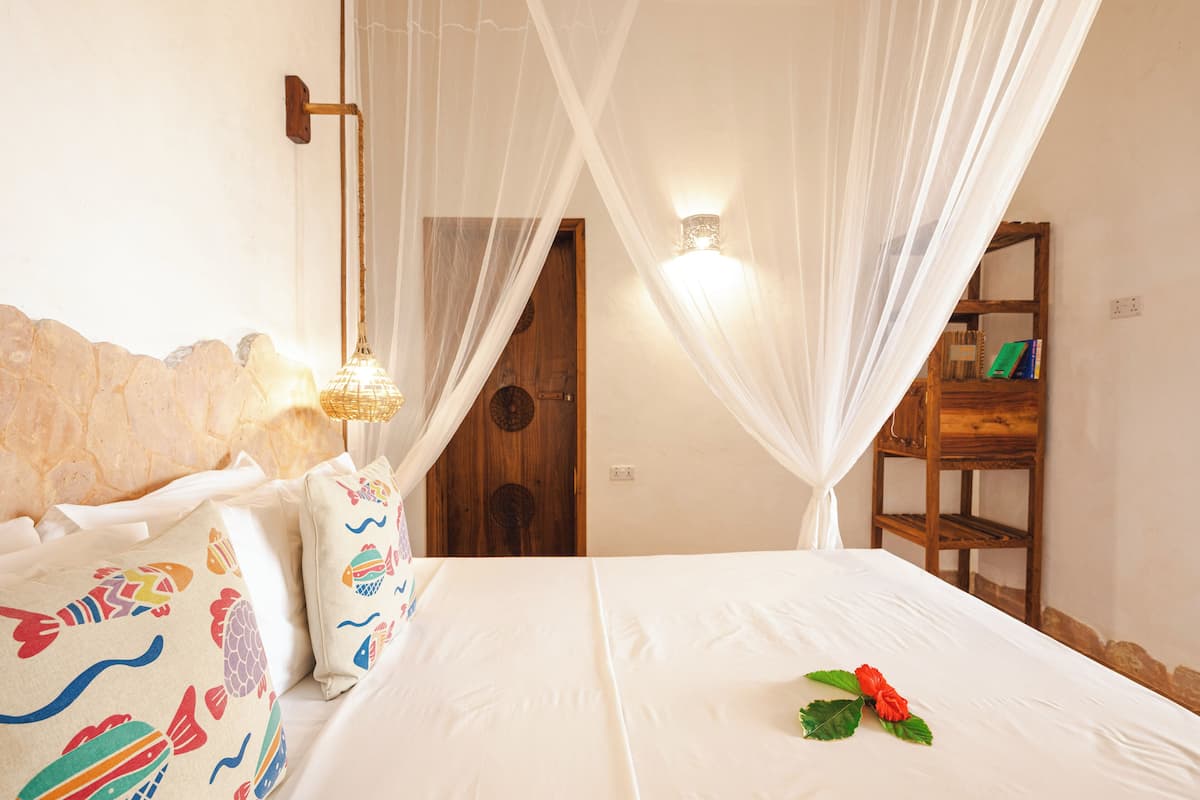 In-room safe, free WiFi, bed sheets