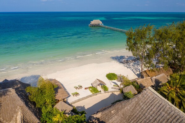 Plage privée, sable blanc, cabines gratuites, chaises longues