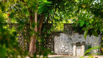 2 piscine all'aperto, ombrelloni da piscina, lettini