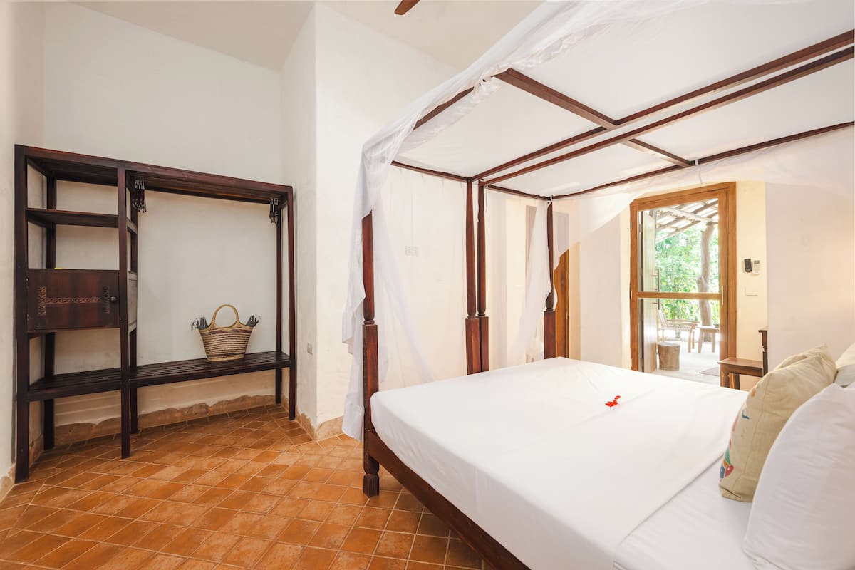 In-room safe, free WiFi, bed sheets