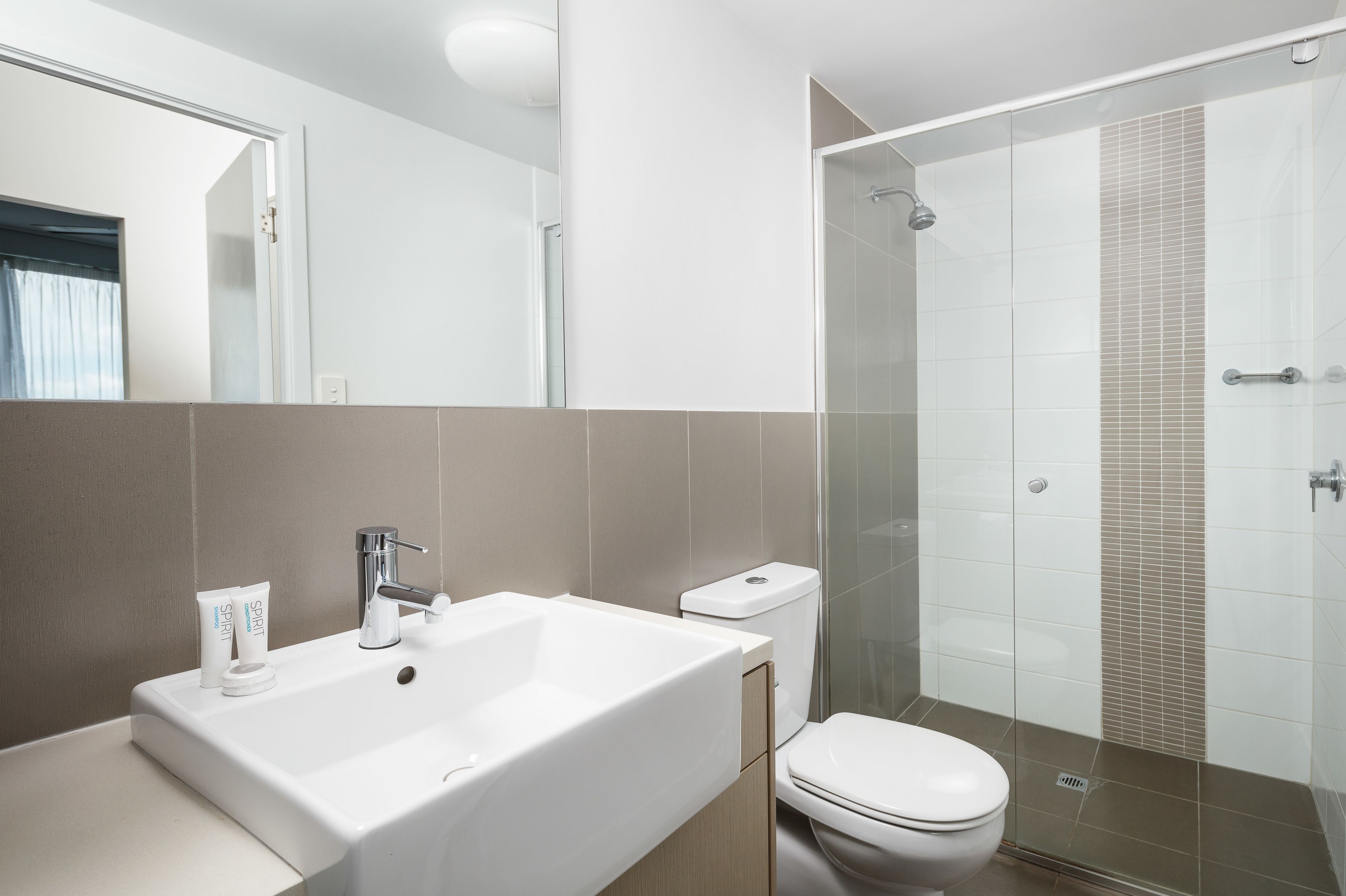 apartment, 3 bedrooms | bathroom | shower, free toiletries, hair dryer, towels