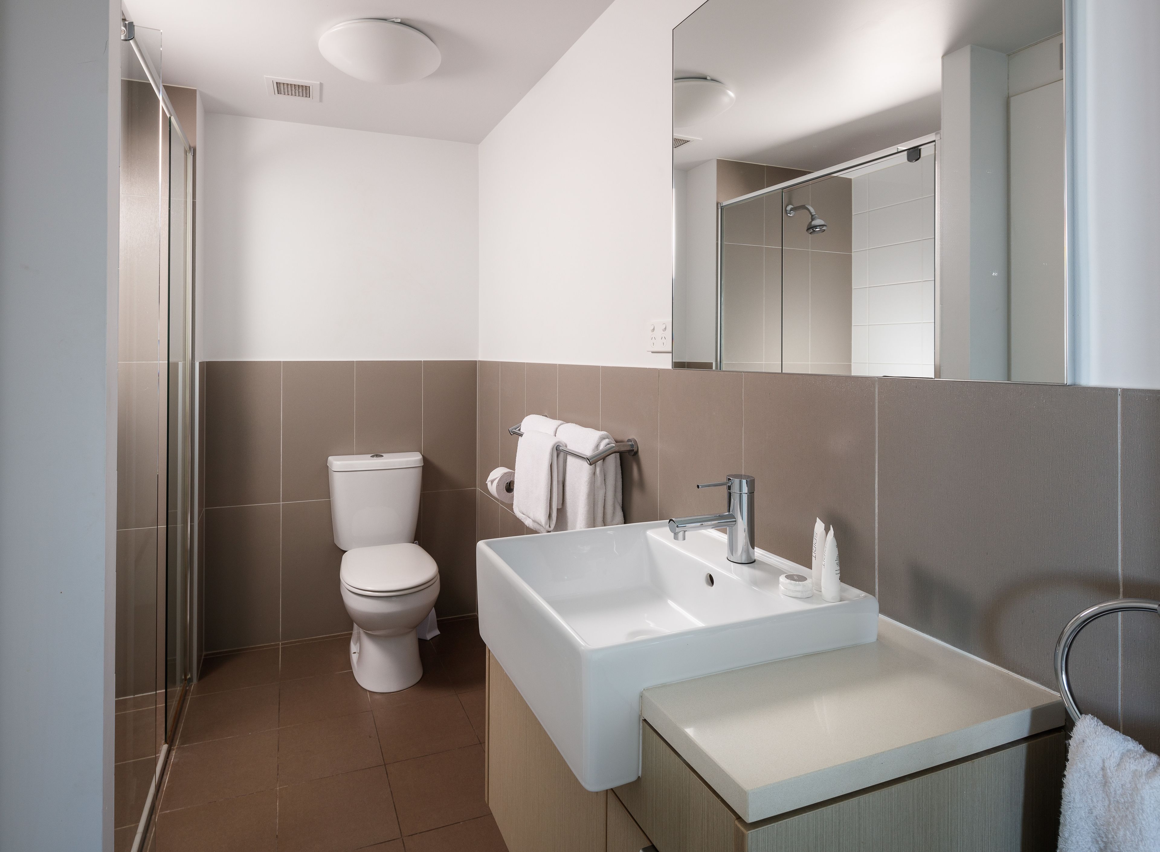 apartment, 3 bedrooms | bathroom | shower, free toiletries, hair dryer, towels